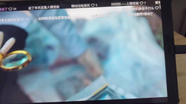 新版的重案六组里,法医用放大镜隔着塑料袋验尸……