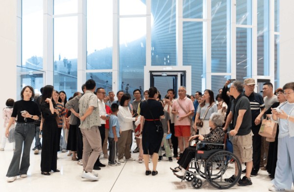 逾千游客成就“扇面”流动诗画风景,上海大歌剧院“公共文化客厅”开门迎客啦