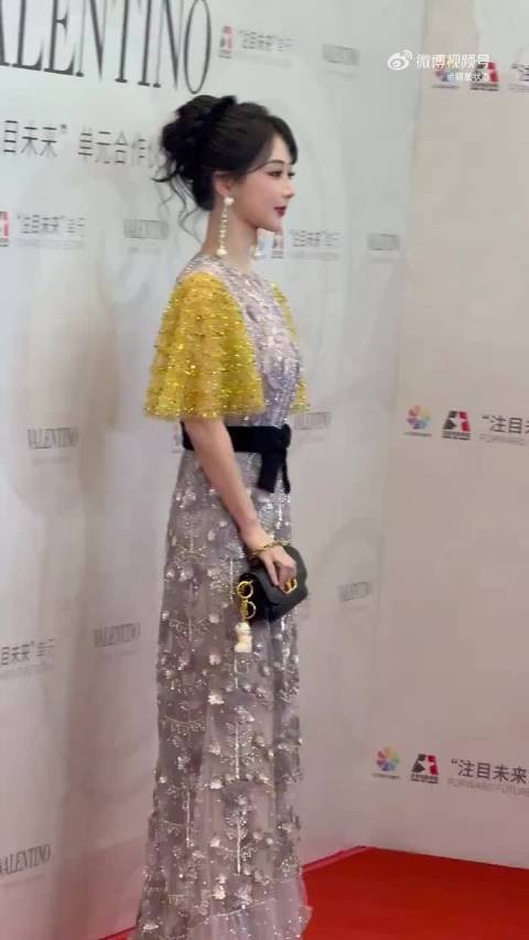 杨紫亮相北影节红毯