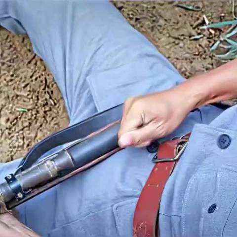 一名士兵故意为一个空包弹留出了一个位置