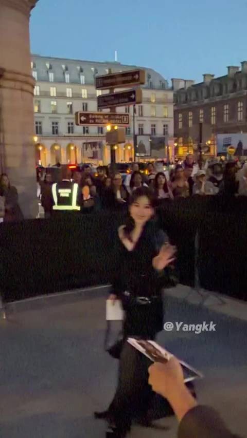 阚清子巴黎看秀生图状态绝,五官舒展气质松弛亮眼
