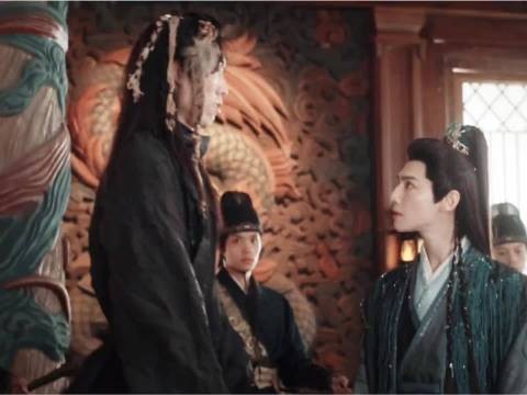 黎斯：早知道不让你站起来了，害得我仰视你！