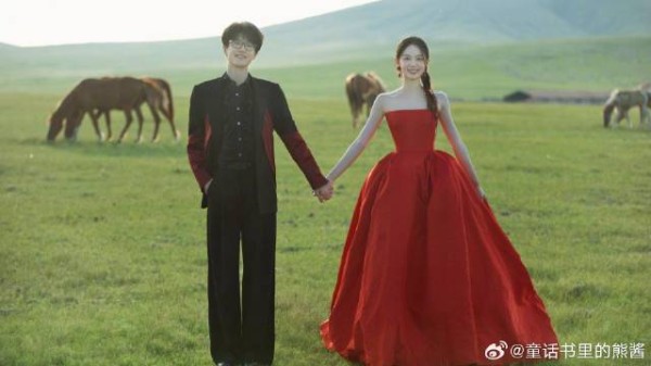 许嵩冯禧官宣结婚!回顾两人感情时间线,女方从粉丝到爱人妥妥人生赢家