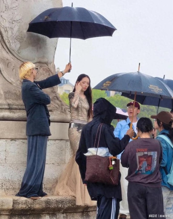 网友塞纳河偶遇郭碧婷拍大片，雨天生图状态依旧很能打