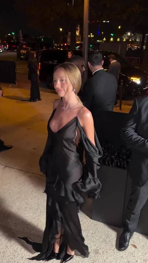 姆巴佩女友 Ester Exposito at Messika show in Paris