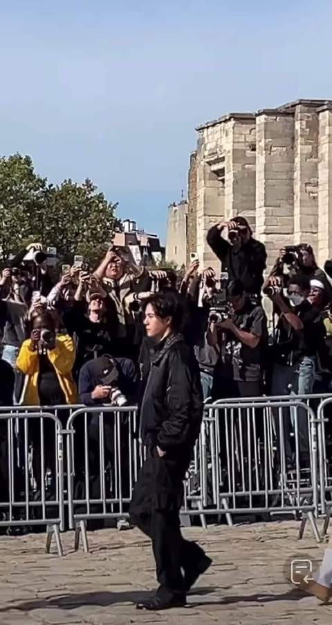 王一博巴黎时装周下班 王一博走路真的好快,眼睛就找车,走路好快