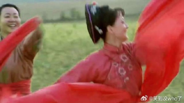 女人们舞着火红的秧歌，男人们坐在田埂笑看着