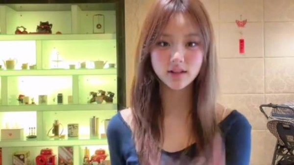 贾乃亮带甜馨迪拜度假，父女温馨同框，13岁甜馨已经亭亭玉立