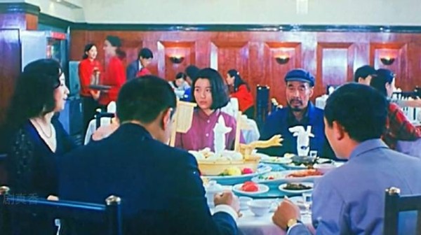 一顿饭抵20年工资，支书低头跪求当年被自己赶走的仇人回乡