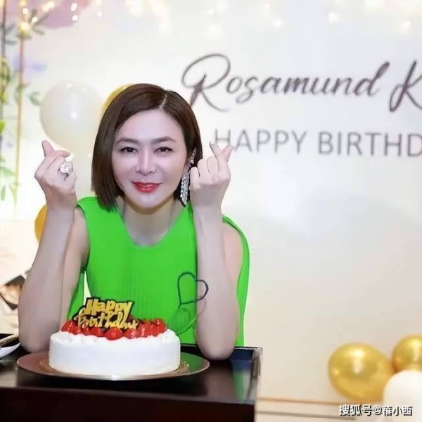 “关之琳”风韵犹存,170穿绿色连衣裙庆生真优雅,苹果肌好饱满
