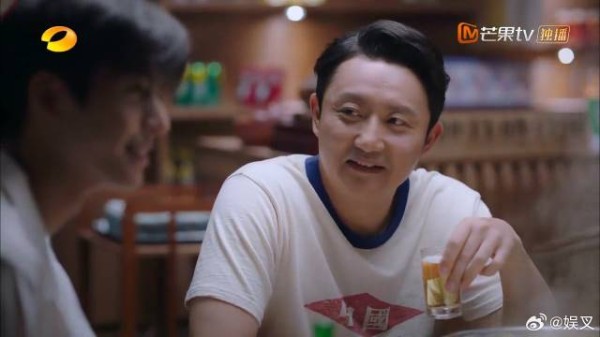 凌霄回家吃火锅，子秋在外偷看，竟然被服务员发现