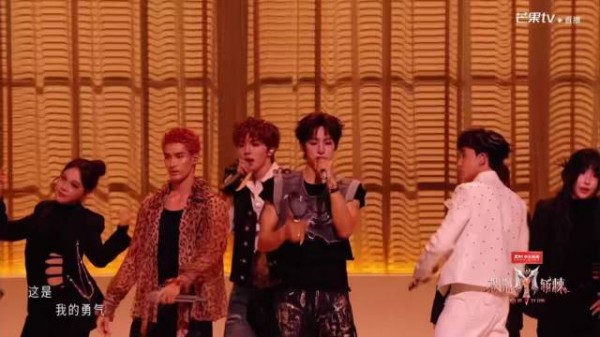管健嘉晨回应披哥主题曲创作，展现扎实功底与舞台感染力
