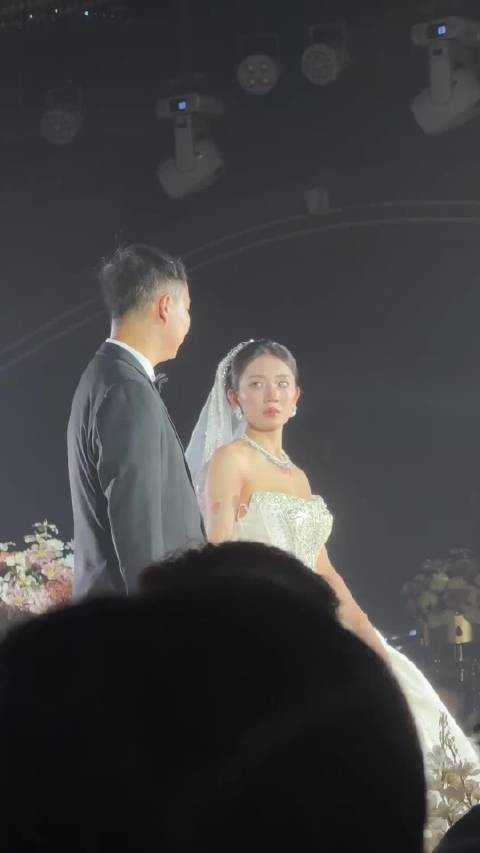 婚礼上,新娘这眼神是啥意思?