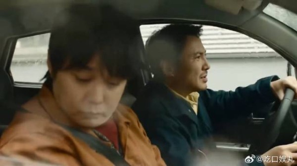 《飞驰人生2》 赛车手雨刷器坏了,对手却笑他舞狮