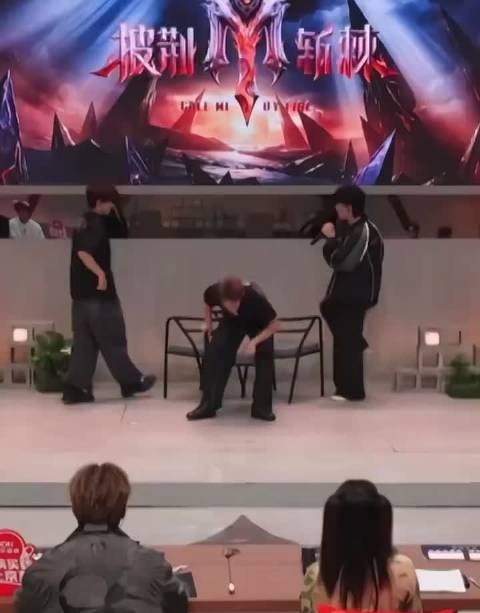 王赫野化身制作人，为曹骏设计马叫水印