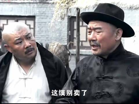恶霸仗着有兵竟欺负村民，书记得知后怒了