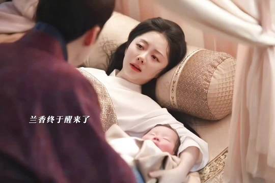 谭松韵拿娃娃摸刘学义脸,戏外提前练习带娃