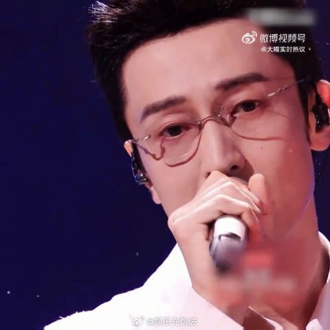 月光闪夯舞台封神，王传君的对白，每一个停顿都充满戏