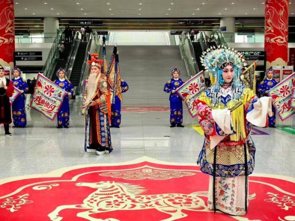 图记|北京丰台站戏曲快闪,让旅客与国粹“不期而遇”