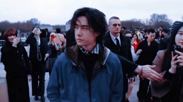 王一博巴黎时装周稳坐C位，34亿票房实绩成硬底气