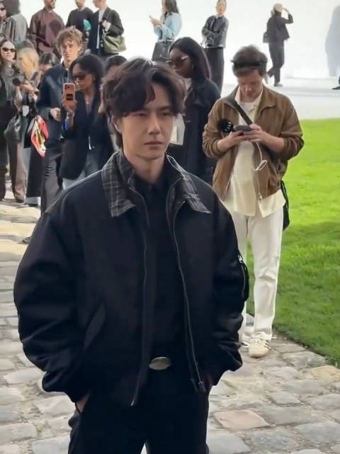 王一博出席Loewe大秀，头排核心位置穿黑夹克显从容