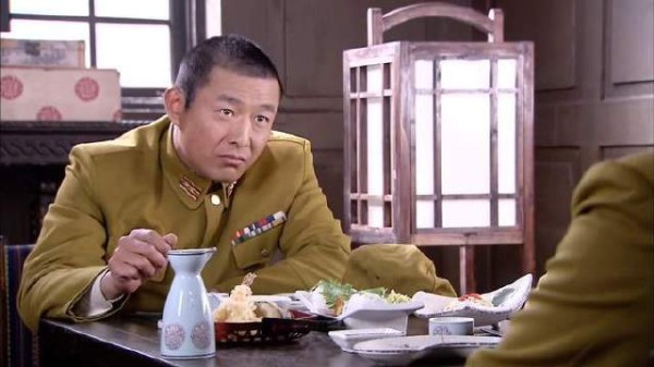 日本人将特工牢牢束缚于床榻之上,特工自认命悬一线,岂料对方竟祭出美人计