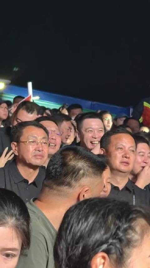 杨鸣现身村ba,本人白白净净的,太帅了,哈哈哈!