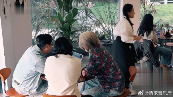 风华合伙人:偶像白发潜入酒吧,铁粉竟未认出