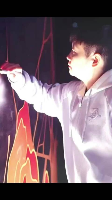 莎莎好松弛呀,手作向日葵小夜灯 还亲自来体验京绣啦
