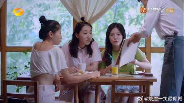 尖尖男友画女孩腿，贺子秋拿给女孩看，女孩反应绝了