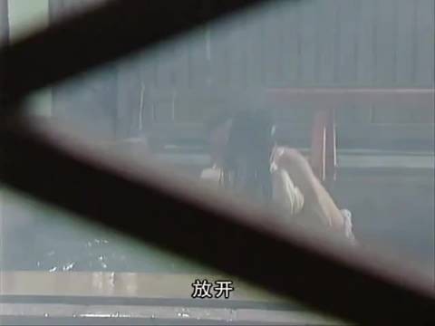 女人直接闯进男汤澡堂,豪气包下全场,对着一众男人直言:一群蠢货…