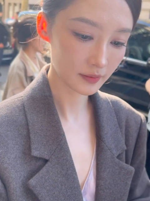 李沁miumiu大秀超近怼脸直拍,好美丽的脸,是谁这么幸运拿到了亲签!