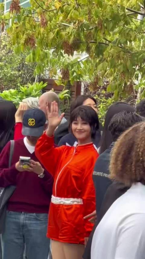 王一博蓝盈莹巴黎同场看秀,东方艺人从容自在