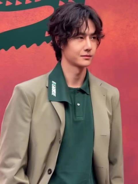 王一博全球代言人穿2027新款亮相Lacoste大秀