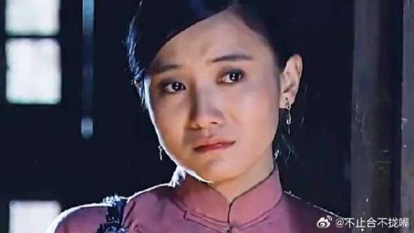 小伙跟格格成亲,曾经的未婚妻就在一旁