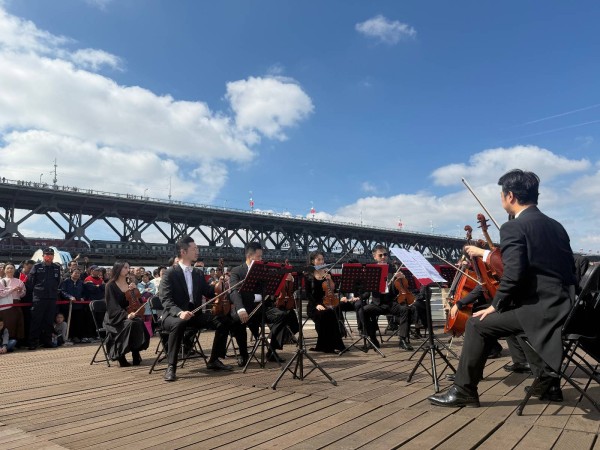 武汉“长江实景音乐会”国庆开演，市民游客点赞：音乐会听得人意犹未尽