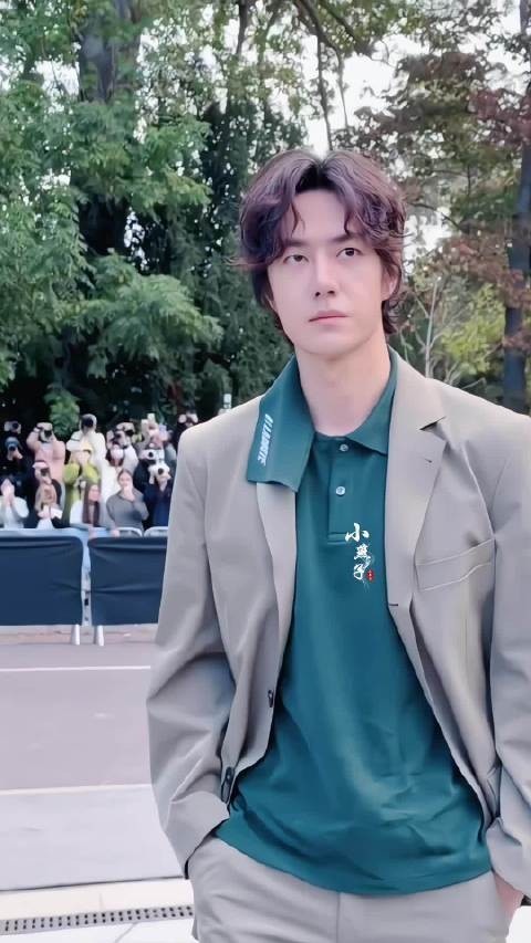 无需造势,登场即是高光,王一博一出场直接炸街,气场横扫全场