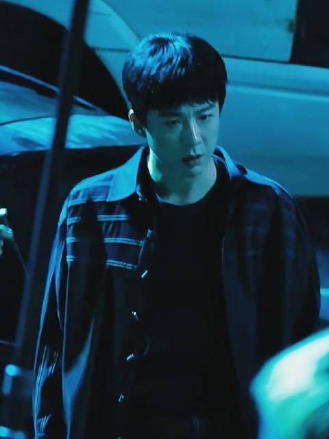 一早就看见帅气酷酷的高警官 手拿铁棍 这是在打架么 好酷呀 期待播出铁证