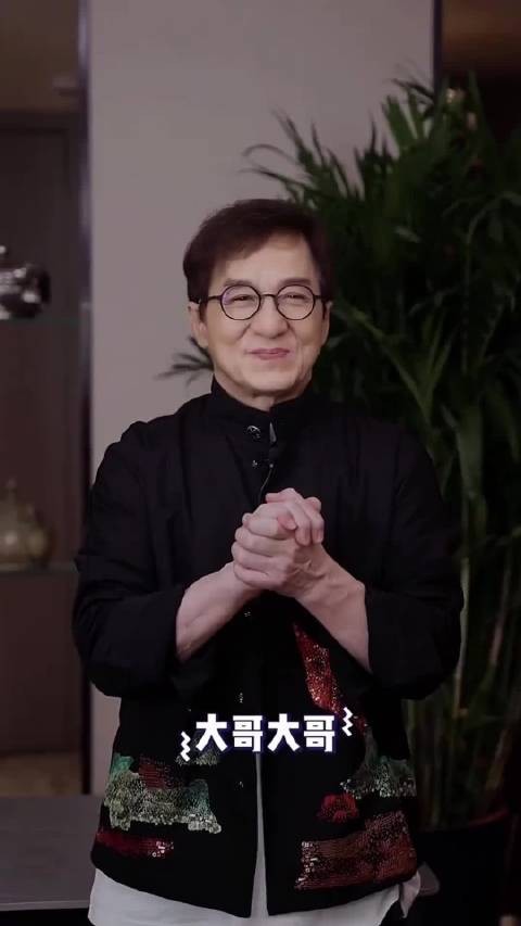 成龙大哥用歌声祝福祖国 祝祖国生日快乐,祝你们国庆快乐!