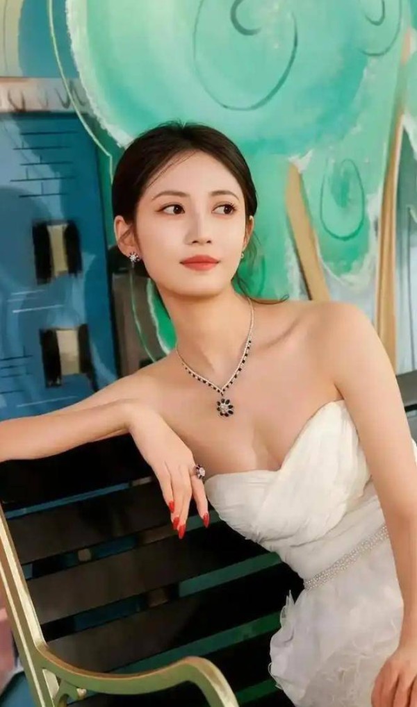 拒绝曾舜晞绯闻炒作的七年,陈钰琪用一场话剧,给自己挣回了什么?