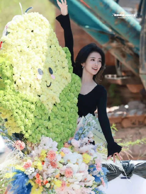 白鹿杀青折返拍粉丝,探头听合唱临江仙