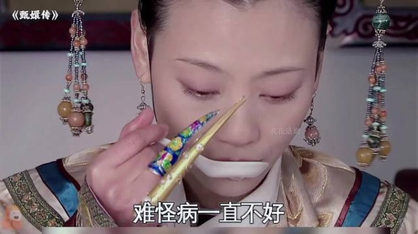 盘点甄嬛传穿帮镜头之淳儿玩手机!
