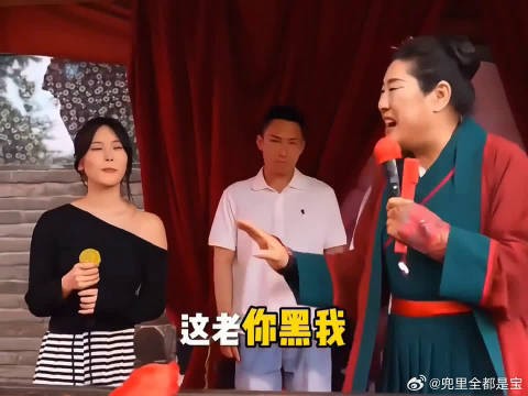 女生一眼就看到男生脖子里的草莓印，尴尬了