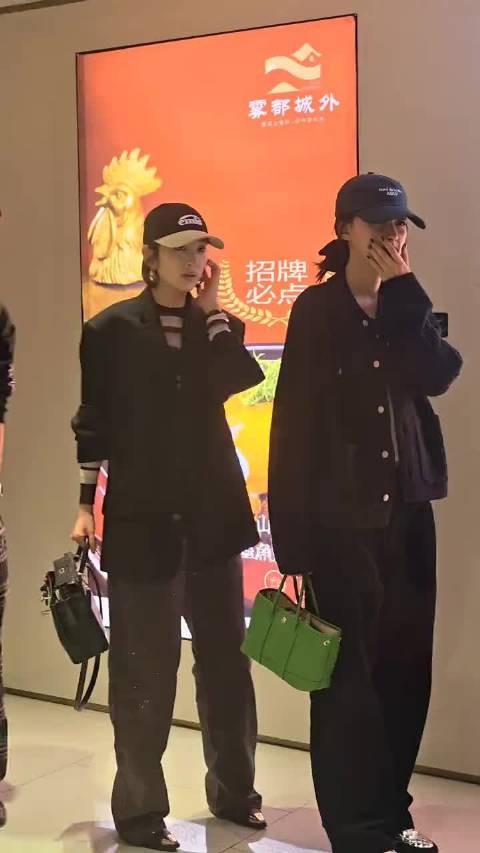 周翊然机场遭私生围堵，现场人数超预期