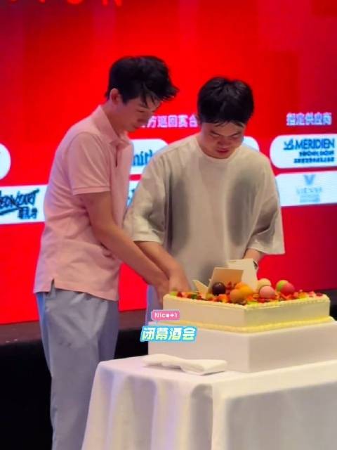 决赛结束后的闭幕晚宴，吴宜泽和袁思俊一起切蛋糕！