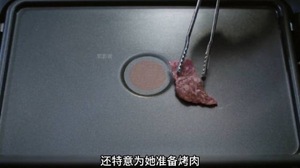 明明亲眼目睹妻子出轨,丈夫不但假装不知道,还亲自为她准备了烤肉