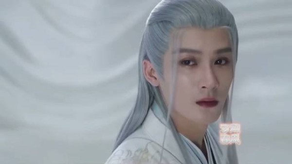 同样是王后,为何一个婚礼有凤凰在天上盘旋?一个却非常磕碜?…