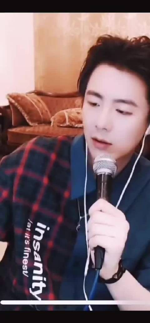 他在跟我抛媚眼 大晚上的谁看了不心跳加速