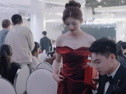 第一次见婚宴结束后散场的跟拍,热闹过后的冷清,比正式的流程还有纪念意义