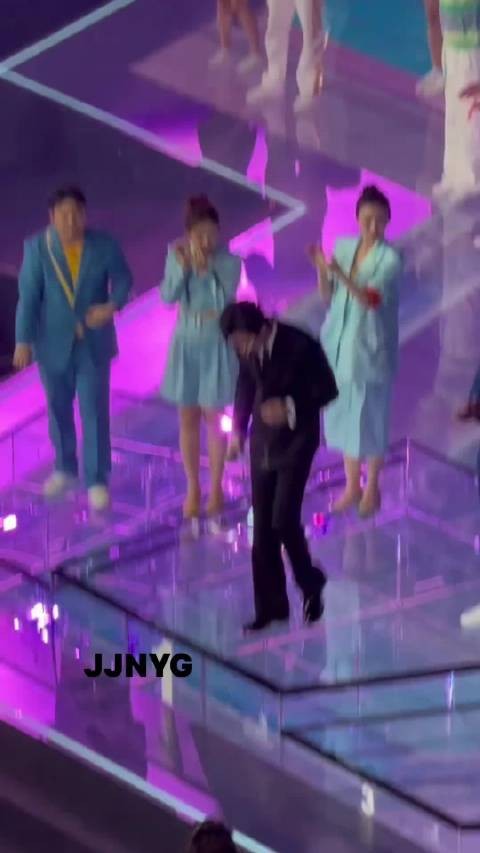 刘宇宁世界技能大赛闭幕式亮相,尖头皮鞋配长腿